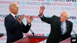 미국 민주당의 대선 경선 주자인 조 바이든 전 부통령과 버니 샌더스 상원의원이 지난해 12월 캘리포니아주 로스앤젤레스에서 열린 민주당 대선 TV 토론회에 참석했다. 
