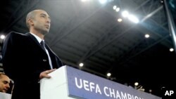 Manajer Chelsea, Roberto Di Matteo, dipecat setelah rapat darurat tengah malam di kamp latihan klub tersebut, pasca kekalahan 0-3 melawan Juventus dalam Liga Champions musim ini (20/11).