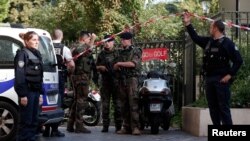 Des policiers déployés à Levallois-Perret, France, 9 août 2017.