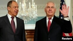 Menlu Rusia Sergei Lavrov (kiri) dan Menlu AS Rex Tillerson (foto: dok). 