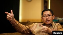 Ditetapkannya Anas Urbaningrum sebagai tersangka kasus korupsi Hambalang dan beberapa tersangka lain dalam berbagai kasus korupsi di Indonesia bukan berarti penyalahgunaan negara tidak akan terjadi lagi (Foto: dok). Para pengamat mengimbau seluruh elemen masyarakat tetap kritis mengawasi penggunaan anggaran negara.