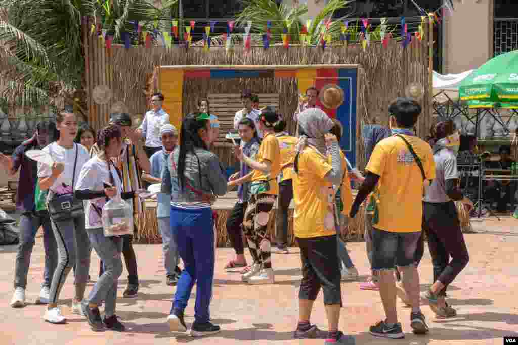 ទិដ្ឋភាព​ទូទៅ ការរាំកំសាន្តនៅក្នុងកម្មវិធី​ «បុណ្យភូមិ» , នៅរាជ​ធានីភ្នំពេញ, នៅថ្ងៃទី០៥ ខែមេសា ឆ្នាំ២០១៩។ (ខាន់ សុគុំមនោ/VOA)