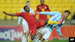 Yaw Yeboah du Ghana, à gauche, saute pour prendre le ballon à Rodrigo Moreira de l'Argentine lors de la Coupe du monde de football de moins de 20 ans à Wellington, Nouvelle Zélande, 12 juin 2015.