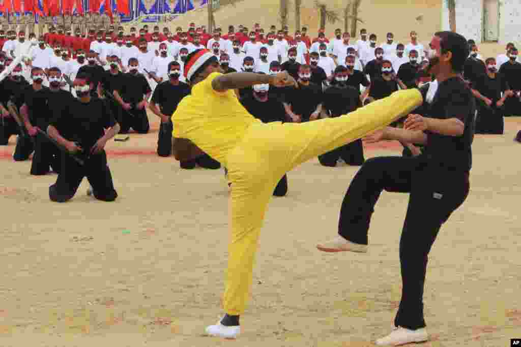 Pasukan keamanan Mesir mendemonstrasikan keahilan beladiri mereka dalam sebuah acara di Kairo.&nbsp;