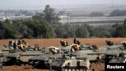 Izraelski tenkovi i oklopni transporteri na granici sa Pojasom Gaze, u južnom Izraelu, 13. novembra 2019. (REUTERS/Ammar Awad)