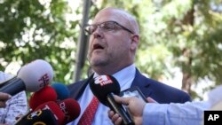 Karamin jakadan Amurka a Turkiya Jeffrey Hovenier yayinda ya ziyarci Pastor Andrew Brunson inda ake tsare dashi a Turkiya. 