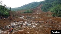 Tengara dan tim SAR menyisir lumpur usai tanah longsor yang menimpa desa Sampang di Banjarnegara (13/12).