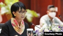 Menlu Retno Marsudi dalam konferensi pers virtual di Jakarta hari Kamis (23/7) menjabarkan upaya diplomasi yang dilakukan Indonesia untuk dapat mengembangkan vaksin virus corona, terutama dengan tiga pihak : China, Korea Selatan dan CEPI. (Foto courtesy: KemluRI)