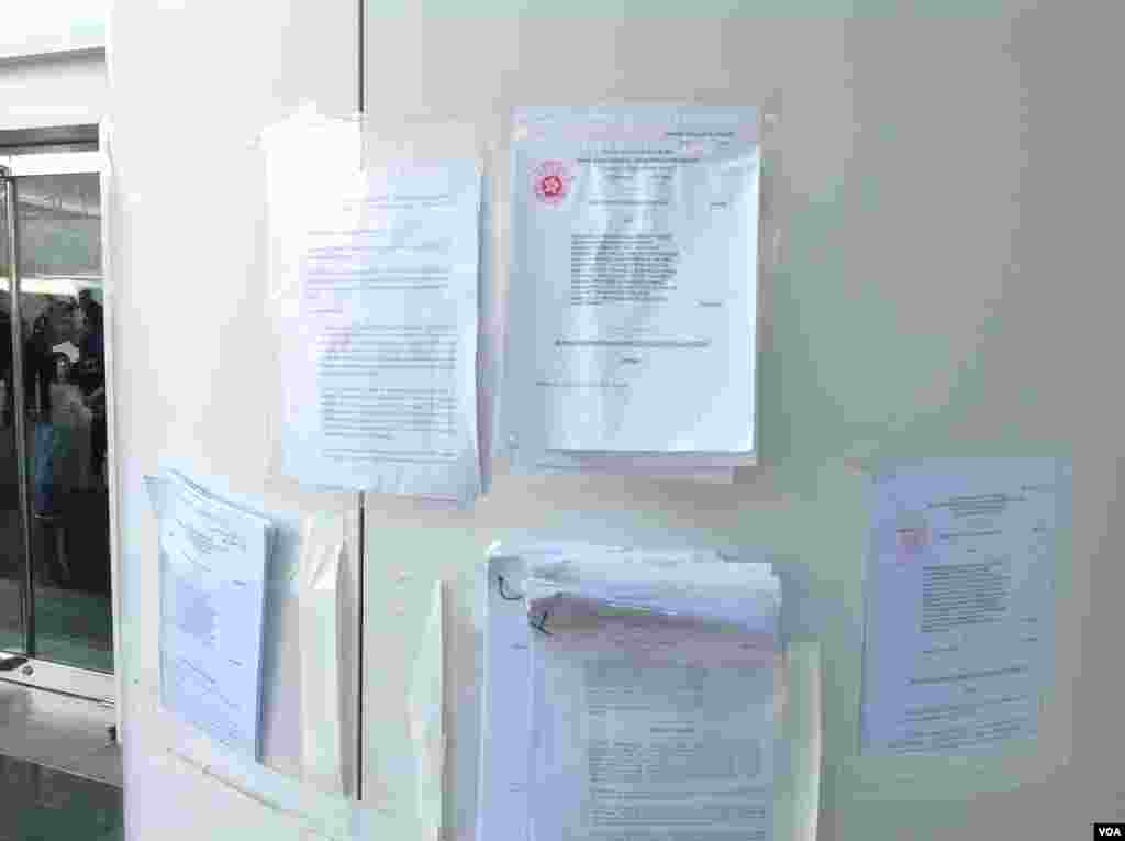 高等法院执达主任在金钟中信大厦展开清理障碍物行动（美国之音海彦拍摄）