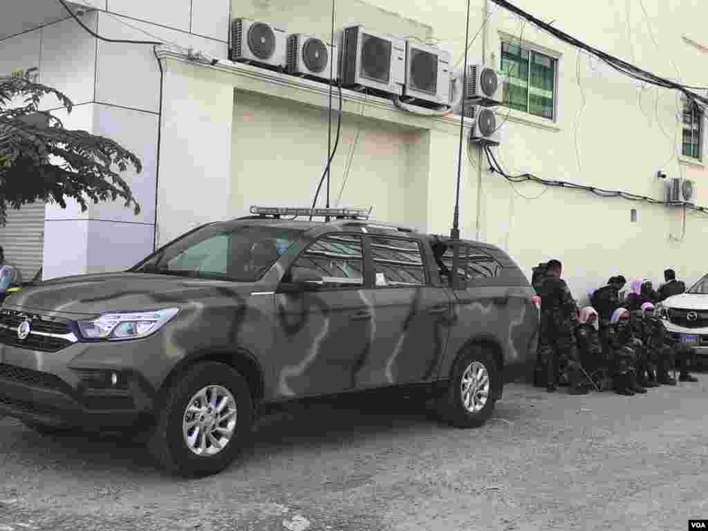 កម្លាំង​សមត្ថកិច្ច​ចម្រុះ ដែល​មាន​ក្រុម​កងរាជ​អាវុធ​ហត្ថ និងកង​កម្លាំង​ទាហា​ន​ជាច្រើន​រយ​នាក់​ប្រដាប់​ដោយ​អាវុធ​ ល្បាត​នៅ​​ខាងមុខ អាកាសយានដ្ឋាន​អន្តរជាតិ​ភ្នំពេញ​រង់ចាំ​ការ​វិល​ត្រឡប់​របស់​លោក សម រង្ស៊ីមេដឹក​នាំ​ក្រុម​ជំទាស់​​នា​ថ្ងៃសៅរ៍ ទី​០៩ វិច្ឆិកា ឆ្