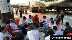 စစ်တွေမြို့၊ အုန်းရေပေါ်ကျေးရွာတွင် ရခိုင်ပြည်နယ်ဝန်ကြီးချုပ် ဦးမောင်မောင်အုန်းနှင့်အတူ ရပ်မိရပ်ဖများနှင့် တွေ့ဆုံနေသည့် မစ္စတာ Haoliang Xu နှင့် မစ္စတာ John Ging။