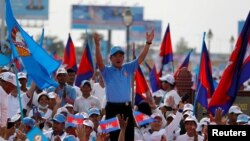 FILE - President of the Cambodian People's Party (CPP) and Cambodia's Prime Minister Hun Sen (C) marches with supporters ahead of elections, in Phnom Penh, Cambodia, July 27, 2018.