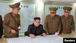 김정은 북한 국무위원장이 14일 전략군사령부를 시찰하면서 김락겸 전략군사령관으로부터 '괌 포위사격' 방안에 대한 보고를 받았다고 조선중앙통신이 15일 보도했다. 