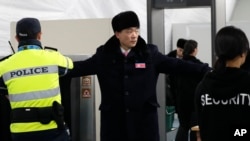 ប្រតិភូ​កូរ៉េ​ខាង​ជើង​រួម​ទាំង​ក្រុម​អត្តពលិក​ចំនួន​១០រូប​ផង​ មក​ដល់​ភូមិ Gangneung Olympic សម្រាប់​ចូលរួម​ការ​ប្រកួត​កីឡា​អូឡាំពិក​រដូវ​រងា​ឆ្នាំ២០១៨ នៅ​ក្នុង​ក្រុង Gangneung ប្រទេស​កូរ៉េ​ខាង​ត្បូង កាលពី​ថ្ងៃទី១ ខែកុម្ភៈ ឆ្នាំ២០១៨។