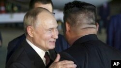 俄罗斯总统弗拉基米尔·普京(Vladimir Putin)星期三(6月19日)黎明前抵达平壤，与接机的朝鲜领导人金正恩握手拥抱。（媒体联访照片）