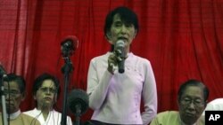 Aung San Suu Kyi menggelar jumpa pers di kediamannya di Rangun (Yangon) Burma (30/3).