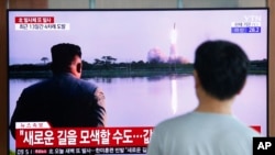 Seorang pria menyaksikan siaran TV di Stasiun Kereta Api Seoul, yang menampilkan berita peluncuran misil Korea Utara, Selasa, 6 Agustus 2019. (Foto: AP)