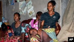 Keluarga dan para sahabat menghibur Irene Mboyo Mola, 30 tahun, yang kehilangan suaminya bulan Mei akibat Ebola (foto: AP Photo/Sam Mednick)