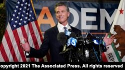 Gubernur California Gavin Newsom berbicara kepada media di Sacramento, California Selasa (14/9). 
