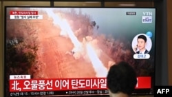 Layar telebisi yang menampilkan berita uji coba peluncuran misil Korea Utara terpasang di sebuah stasiun kereta di Seoul pada 26 Juni 2024. (Foto: AFP/Jung Yeon Je)