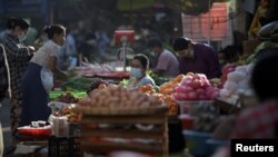 រូបឯកសារ៖ ទិដ្ឋភាព​លក់​ម្ហូបអាហារ​នៅ​ផ្សារ​មួយ​ក្នុង​ទីក្រុង​រ៉ង់ហ្គូន ប្រទេស​មីយ៉ាន់ម៉ា ក្រោយ​យោធា​បាន​ធ្វើ​រដ្ឋប្រហារ​ឡើង​កាន់​អំណាច ថ្ងៃទី២ ខែកុម្ភៈ ឆ្នាំ២០២១។ 