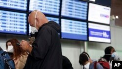 12일 프랑스 파리 북부에 위치한 샤를 드골 공항에서 여행객들이 마스크를 착용하고 있다. 