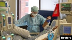 미국 캘리포니아주 로스앤젤레스의 병원에서 의료진이 신종 코로나바이러스 감염증(COVID-19) 환자를 돌보고 있다. 