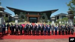 មេដឹកនាំ​ដែល​ចូល​រួម​ក្នុង​វេទិកា​ខ្សែក្រវ៉ាត់​និង​ផ្លូវ​ ថត​រូប​នៅ​សាលប្រជុំ​នៅបឹង​ Yanqi ជាយក្រុង​ប៉េកាំង កាល​ពី​ថ្ងៃទី​១៥ ខែ​ឧសភា។