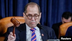 美国国会司法委员会主席纳德勒在弹劾调查听证会上主持会议。（2019年12月4日）