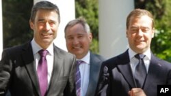 Le président Medvedev (à droite) et le Secrétaire général de l'OTAN Anders Fogh Rasmussen, le 4 juillet, 2011
