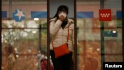 Građani nose maske u zdravstvenim ustanovama u Madridu (Foto: REUTERS/Susana Vera)