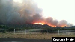 Kebakaran hutan di dekat kota kecil Yarnell, Arizona (30/6), menewaskan 19 anggota pemadam kebakaran yang berupaya memadamkan api di wilayah tersebut (Foto: Dept.Kehutanan Negara Bagian Arizona)