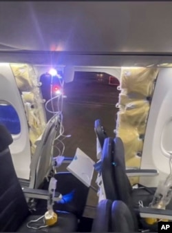 Salah satu panel badan pesawat Alaska Airlines Boeing 737 MAX 9 terlepas tujuh menit setelah lepas landas dari bandara Portland, Sabtu (6/1).