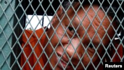 រូបឯកសារ៖ លោក រ៉ាត់ រត្នមុនី សកម្មជន​សហជីព បាន​មក​ដល់​សាលាដំបូងរាជធានី​ភ្នំពេញ ដើម្បី​ចូលរួម​សវនាការ​កាត់ទោស​រូបលោក ពាក់ព័ន្ធ​នឹង​តួនាទី​របស់​លោក​ក្នុងការ​ផលិត​ភាពយន្តឯកសារ​អំពី​ការ​ជួញដូរ​ផ្លូវ​ភេទ​ដែល​ដឹកនាំ​ដោយ​បណ្តាញ​ព័ត៌មាន​រុស្ស៊ី RT កាលពី​ថ្ងៃទី២៦ ខែ​មិថុនា ឆ្នាំ២០១៩។ 