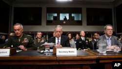 Menhan AS, Jim Mattis, tengah diapit oleh Kastaf Gabungan, Joseph Dunford, kiri dan Wakil Menhan David Norquist, bersiap untuk bersaksi di Capitol Hill, Washington, D.C. tanggal 13 Juni 2017 (foto: AP Photo/Jacquelyn Martin)