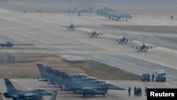 Pesawat tempur F-16 Fighting Falcon milik Angkatan Udara A.S., ditugaskan untuk bergabung dengan Skuadron Tempur ke-36, untuk latihan militer "Vigilant Ace 18" di Pangkalan Udara Osan, Korea Selatan, 3 Desember 2017. (Foto: dok).