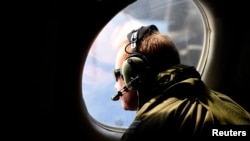 Salah satu anggota tim pencarian pesawat Malaysia Airlines yang hilang di atas pesawat angkatan udara Royal New Zealand, April 2014.