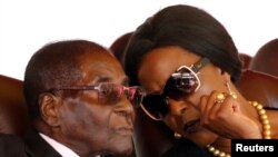Le président du Zimbabwe Robert Mugabe et sa femme Grace à Harare, le 28 août 2017.