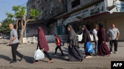 ពលរដ្ឋប៉ាឡេស្ទីនកាន់សម្ភារៈខ្លះៗ ខណៈកំពុងភៀសខ្លួនទៅរកកន្លែងសុវត្ថិភាពនៅទីក្រុងហ្គាហ្សា បន្ទាប់ពីអ៊ីស្រាអែលបាញ់ប្រហារតាមអាកាស នៅថ្ងសទី ១៣ ខែតុលា ឆ្នាំ ២០២៣។ 