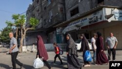 Wasu Falasdinawa yayin da suke nemn mafaka a yankin Zirin Gaza