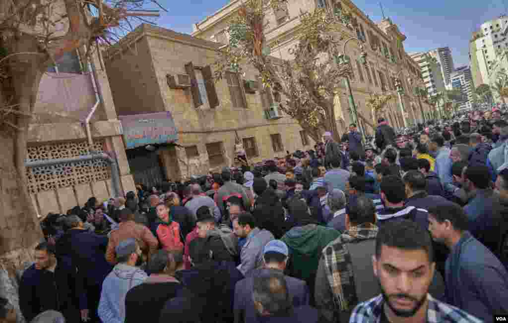 Hundreds of Egyptians who are traveling to Saudi Arabia and Gulf countries in the next 24 hours gathered to get the COVID-19 test, required by Saudi Arabia before they board their plane. (H. Elrasam/VOA)