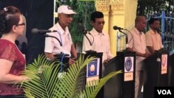 រូប​ឯកសារ៖ បេក្ខជន​មក​ពី​គណបក្ស​នយោបាយ​បួនធំៗ ចូលរួម​តស៊ូមតិ​ ដោយ​ឆ្លើយ​តប​នឹង​សំណួរ​របស់​ប្រជាពលរដ្ឋ​នៅ​ឃុំ​វត្តតាមឹម ខេត្ត​បាត់ដំបង កាលពី​ថ្ងៃទី២២ ខែឧសភា ឆ្នាំ២០១៧។ (សុខ ខេមរា/VOA)