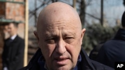 Yevgeny Prigozhin, pemilik perusahaan militer Wagner Group, tiba saat upacara pemakaman di pemakaman Troyekurovskoye di Moskow, Rusia, Sabtu, 8 April 2023. (Foto: AP)