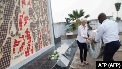L'ancien ministre béninois du Tourisme, Oswald Homeky (à gauche) et l'ex DG du FMI) Christine Lagarde, le 12 décembre 2017 à Cotonou au Bénin. (Photo de STEPHEN JAFFE / FMI/ AFP)