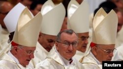 Le cardinal Pietro Parolin, secrétaire d'Etat du Vatican, au centre, assiste à une messe de veillée pascale célébrée par François à la basilique Saint-Pierre au Vatican, 19 avril 2014. 