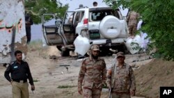 Forces de sécurité sur les lieux d'un attentat-suicide meurtrier dans le district de Mastung au Pakistan, le 12 mai 2017.
