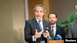 بین الاقوامی ایٹمی توانائی ایجنسی (IAEA) کے ڈائریکٹر جنرل رافیل گروسی 7 مئی 2024 کو آسٹریا کے شہر ویانا کے ویانا ہوائی اڈے پر اسلامی جمہوریہ ایران کے سرکاری دورے سے واپسی پر میڈیا سے گفتگو کر رہے ہیں.فوٹو اے ایف پی۔