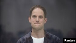 Wartawan Wall Street Journal Evan Gershkovich hadir di pengadilan di Moskow, Rusia. pada 23 April 2024, dalam persidangan kasus spionase yang dituduhkan kepadanya. (Foto: Reuters/Tatyana Makeyeva)