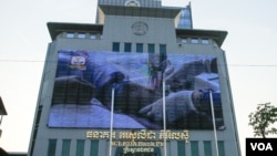 ACLEDA Bank Plc., a local bank in Cambodia removes its old logo after the government has claimed that the bank logo was similar to the Ministry of Finance and Economic's logo, Phnom Penh, Cambodia. (Neou Vannarin/VOA Khmer) 