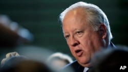 Deputi Menteri Luar Negeri AS, Thomas Shannon, berbicara kepada para wartawan setelah pertemuan dengan Kepala Dewan Keamanan Jepang, Shotaro Yachi, di kantor Perdana Menteri Jepang, 13 Juni 2017 di Tokyo.